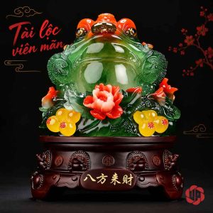Thiềm thừ xanh nhìn chính diện với hoa đỏ phía trước