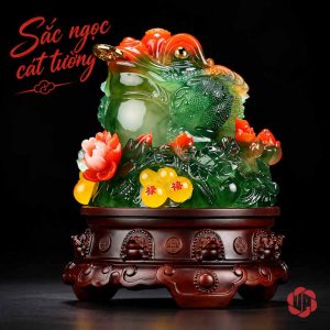 Tượng thiềm thừ xanh trên bệ tròn nâu nhìn từ góc bên