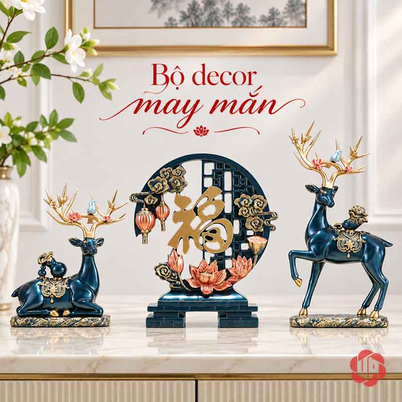 Bộ Tượng Hươu Chữ Phúc UPV067 Hai hươu xanh cùng bảng chữ Phúc trong góc nội thất sáng
