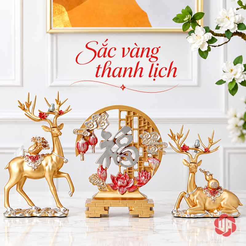 Bộ Tượng Hươu Chữ Phúc UPV067 Hai hươu vàng đặt cạnh bảng chữ Phúc trên mặt bàn sáng